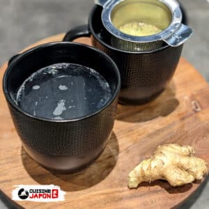 Mettez Une Cuillère à Café De Miel Dans Une Tasse De Thé Chaud Au Citron